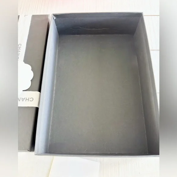 Chanel Box, Dust Bag,
Camellia Flower, Ribbon - Picture 2 of 9